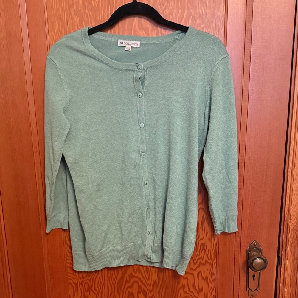 DE COMPANY Green V-Neck Sweater.